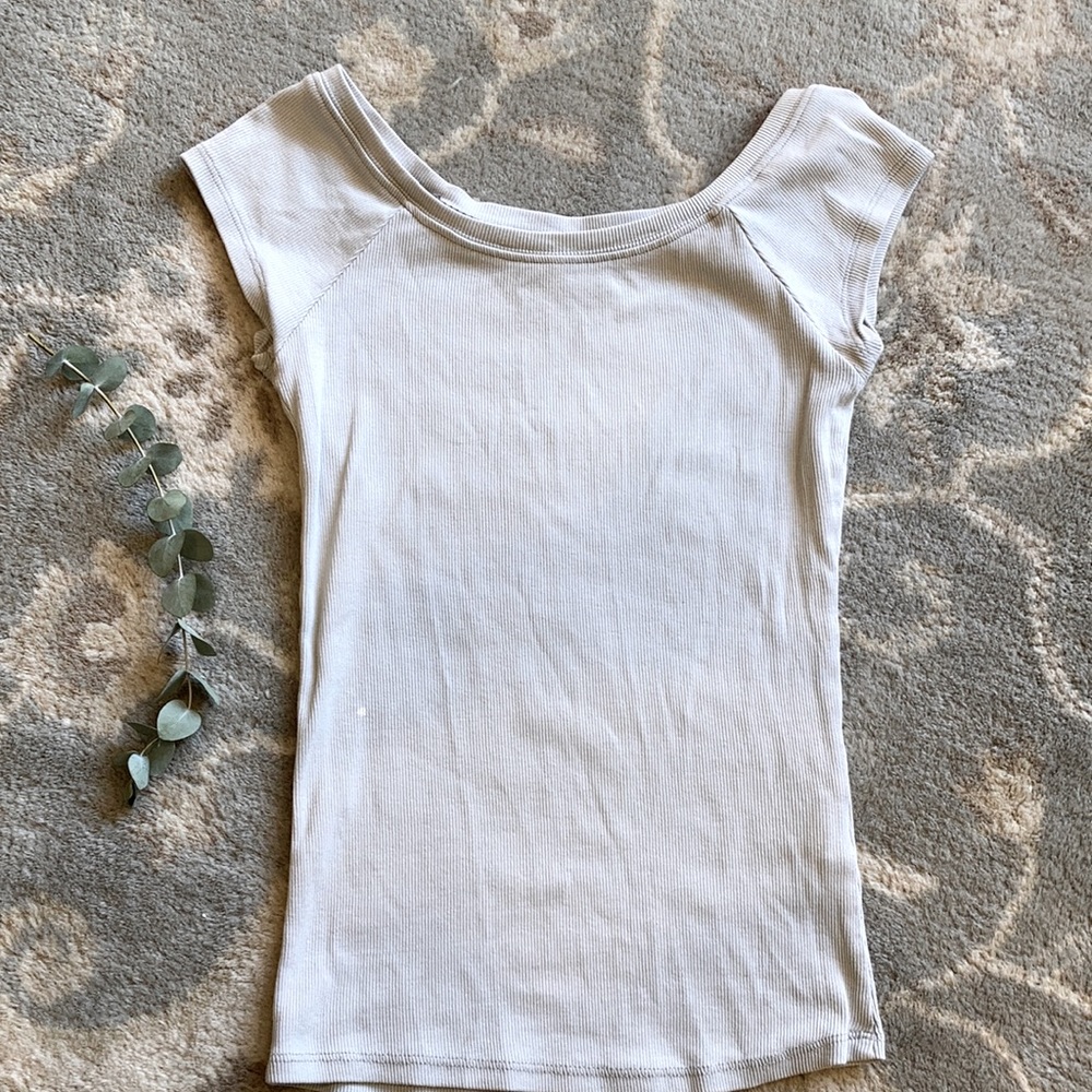 Tight grey ribbed tshirt